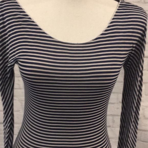 BCBG Sample, Blue & White Striped Long-Sleeved Tee w/Ruched Back - Size XS/S - Picture 2 of 9